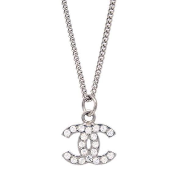 Chanel: Rhinestone CC Pendant Reversible Silver Necklace - Picture 10 of 12